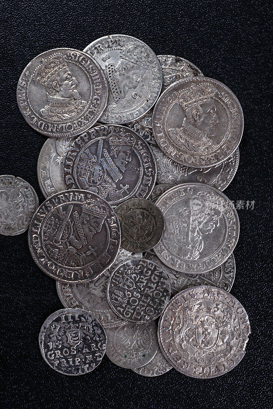 中世纪欧洲银币的特写。Waza Zygmunt三世。古代银币。钱币学。泥土覆盖的银币。安提克瓦里。